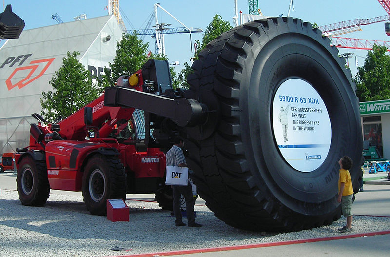800px--Michelin_59_R_63_XDR_tyre_-_biggest_wheel.jpeg